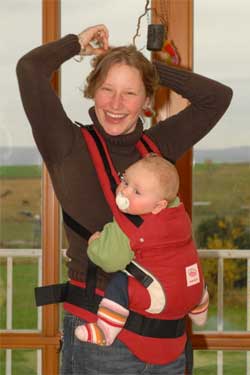 Frau mit Baby in roter Manduca